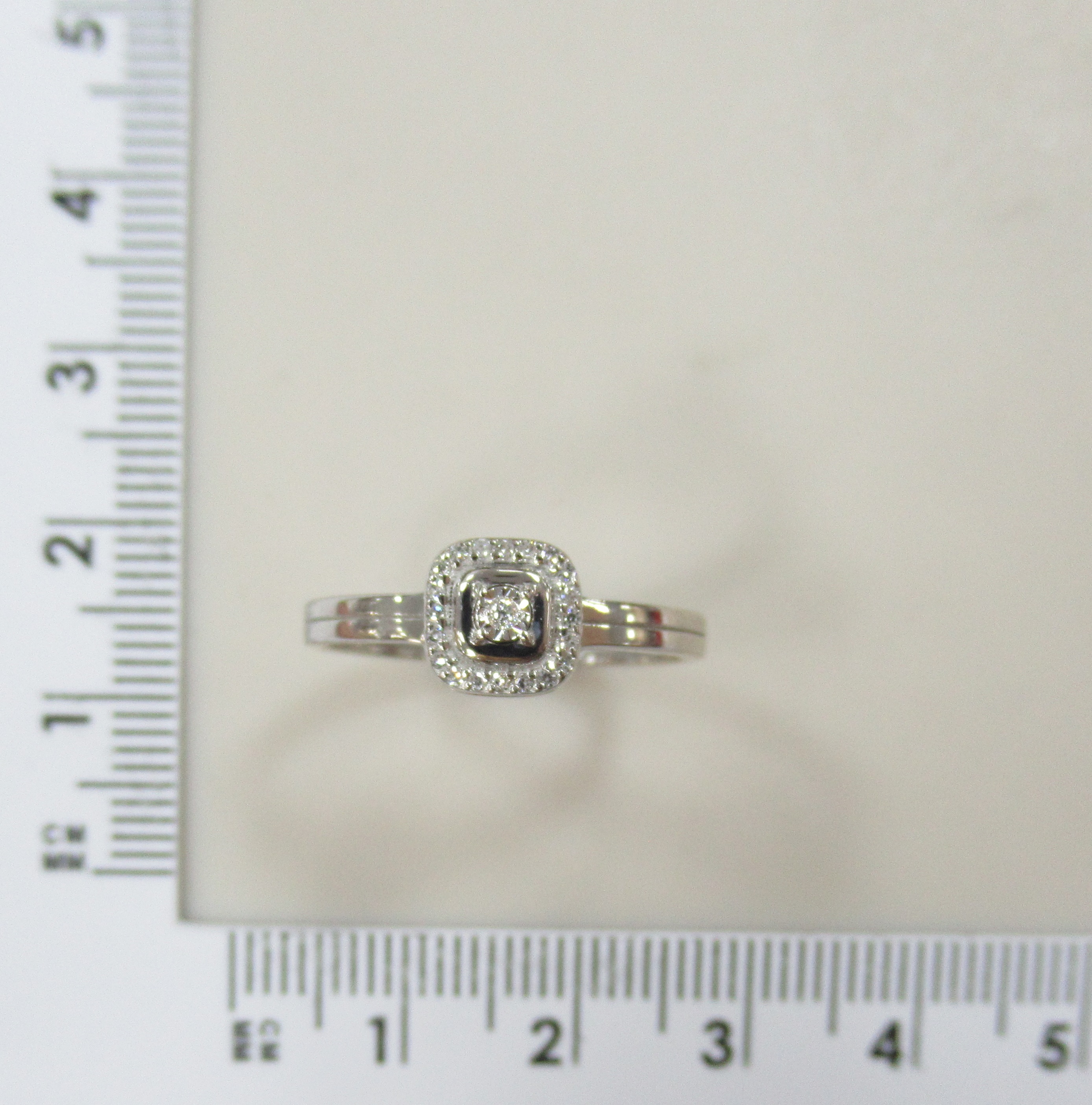 Кольцо из белого золота с бриллиантами